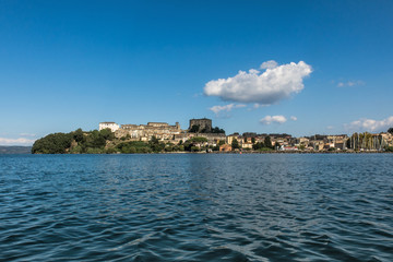 Fototapeta na wymiar Promontorio di Capodimonte sul lago di Bolsena