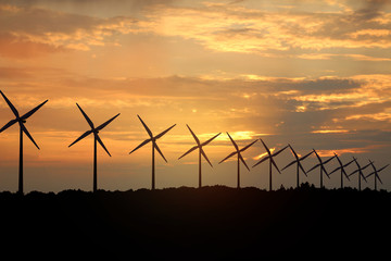 3D rendering van windmolens bij avond schemering - mooie zonsondergang wolken met op de voorgrond...