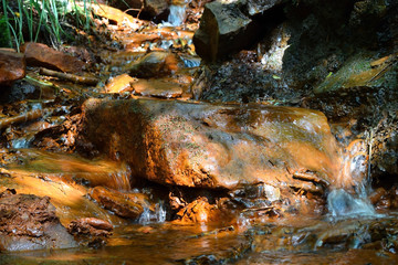 source d’eau ferrugineuse minérale