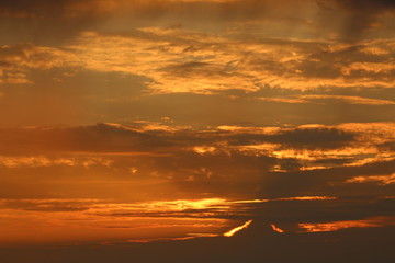 Fototapeta premium Zonsondergang - fraaie wolken lucht tijdens een lichte regen bui