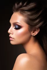 Zelfklevend Fotobehang Close-up van mooi vrouwelijk gezicht met kleurrijke make-up en lippen, ogen dicht © korabkova1
