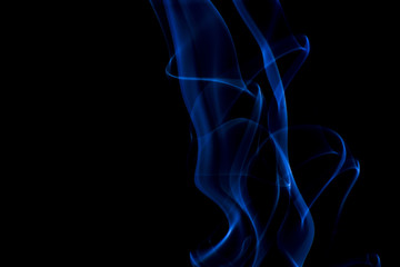 Humo de colores en fondo negro. Sensaciones. Dejar de fumar. Fondo. Texturas.inquietud. tranquilidad