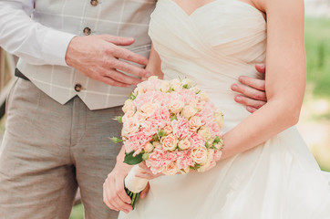 Obraz na płótnie Canvas wedding bride and groom holding a bouquet