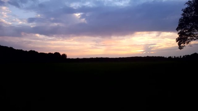 Timelapse wolkenlucht avond schemer