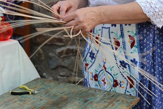 Mujer realizando cestas de mimbre 