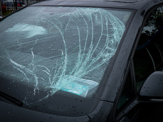 Obraz premium Gebrochenes Glas einer Auto-Windschutzscheibe