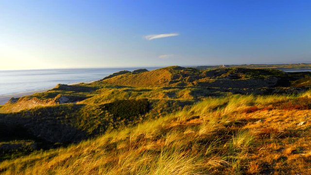 Wundersch&ouml;ner Blick &uuml;ber die D&uuml;nen - Landschaft von Sylt auf das Meer. Im Hintergrund der Leuchtturm von List