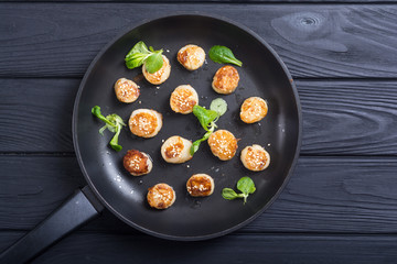 Fried scallops with lemon and salad