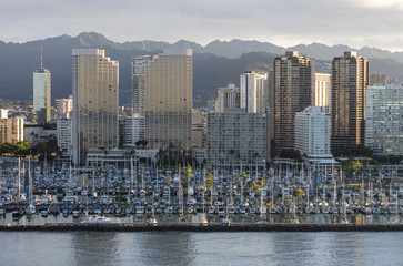 Fototapeta na wymiar oahu hawaii skyline with marina and mountain views