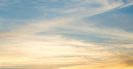 Obraz premium zachmurzone niebo o zachodzie słońca