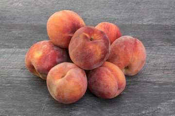 Fototapeta na wymiar Fresh, organic peaches on wooden background