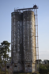 Torre de água de concreto abandonada