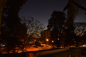 Iluminação noturna em praça pública