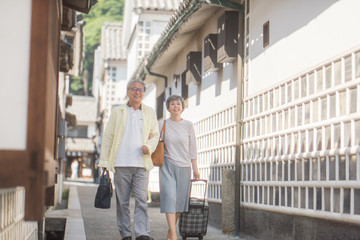 旅行を楽しむシニア夫婦