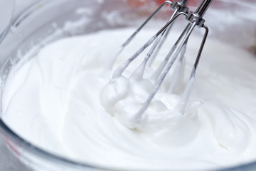 Whipped proteins with sugar