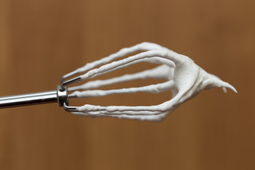 Whipped proteins with sugar