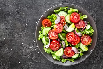 Schilderijen op glas Salad. Fresh vegetable salad with tomato, cucumber, lettuce and red onion © Sea Wave
