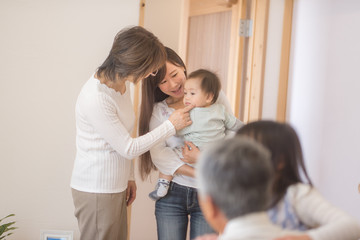 リビングで孫を出迎えるシニア夫婦