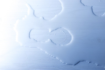 a glass of water fell on the table