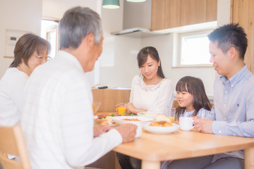 自宅で食事を楽しむ三世代家族