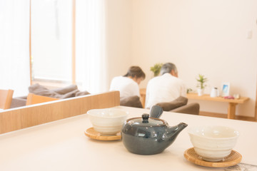 シニア夫婦の後ろ姿