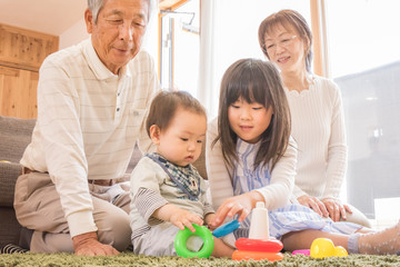 孫のお世話をするシニア夫婦