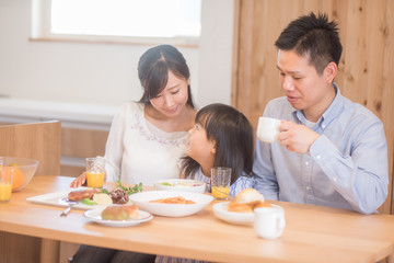 Obraz na płótnie Canvas 自宅で食事を楽しむ家族