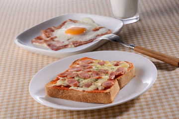 朝食イメージ　ピザトースト　目玉焼き