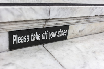 Letter sign "please take off your shoes"