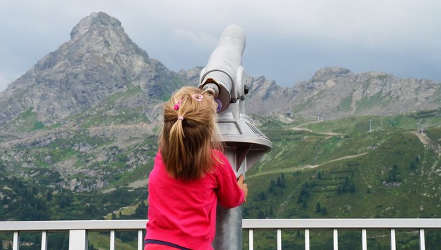 Kind schaut durch ein Fernrohr