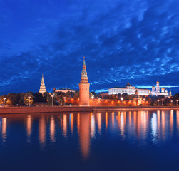 Obraz premium The Moscow Kremlin before dawn. Night illumination of the Kremlin and the reflection of the Vodovzvodnaya Tower in the Moscow River.