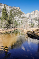 Fototapeta na wymiar Mountains of Yosemite National Park reflecting on the calm waters