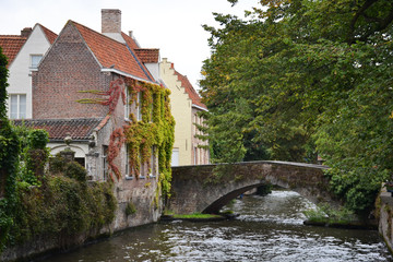 Fototapeta na wymiar Old building and canals in the city of Bruges, Belgium