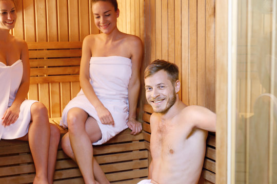 Sauna fińska. Grupa przyjaci&oacute;ł w saunie.