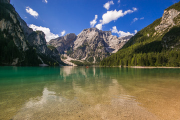 Fototapeta na wymiar Splendido panorama del lago di Braies nelle dolomiti italiane