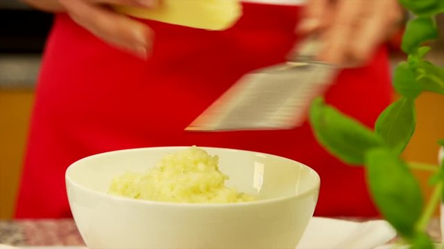 Sch&uuml;ssel Reis anrichten