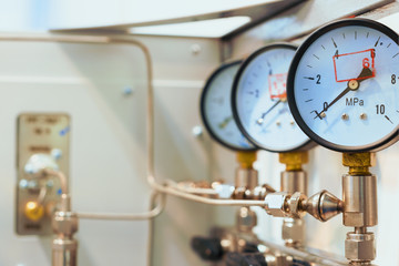 Mechanical pressure gauges.