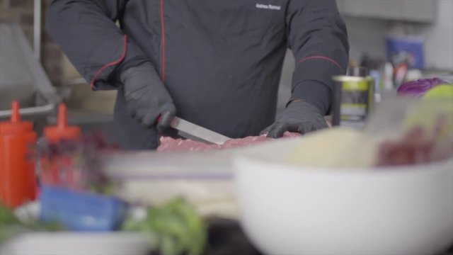 Koch bereitet Rohfleisch in K&uuml;che zu 