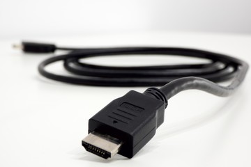 Czarny kabel HDMI na białym tle