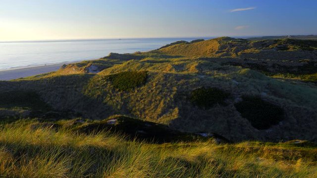 Wundersch&ouml;ner Blick &uuml;ber die D&uuml;nen Landschaft von Sylt auf das Meer. 