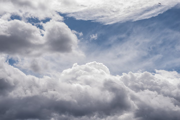 Obraz premium Nubes como algodón en un cielo azul