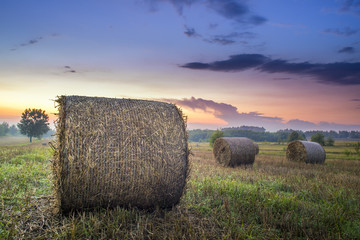 Bale słomy o zachodzie słońce, koniec lata