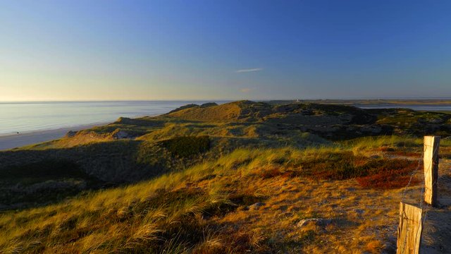 Wundersch&ouml;ner Blick &uuml;ber die D&uuml;nen - Landschaft von Sylt auf das Meer. Im Hintergrund der Leuchtturm von List