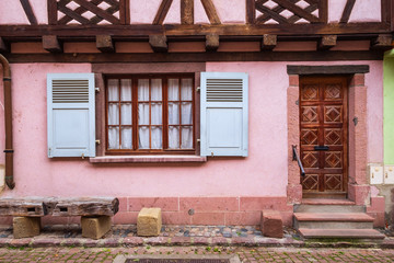 Fototapeta na wymiar Typische Hausfassade im Elsass/Frankreich