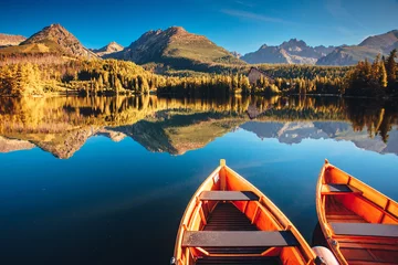 Fototapeten Bunte Holzboote und atemberaubender Bergsee im Nationalpark Hohe Tatra, Strbske Pleso, Slowakei, Europa © kovop58