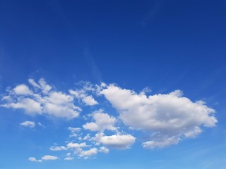 Strahlend blauer Himmel mit Wolken