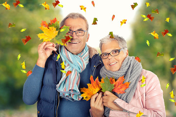 lebensfrohes Seniorenpaar im Herbst