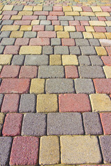 Colored concrete flooring assembled on a substrate of sand; type of flooring permeable to water