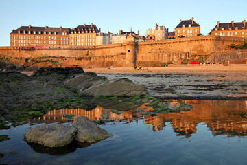 Les remparts de Saint-Malo - obrazy, fototapety, plakaty