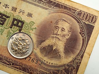 百円紙幣とコイン